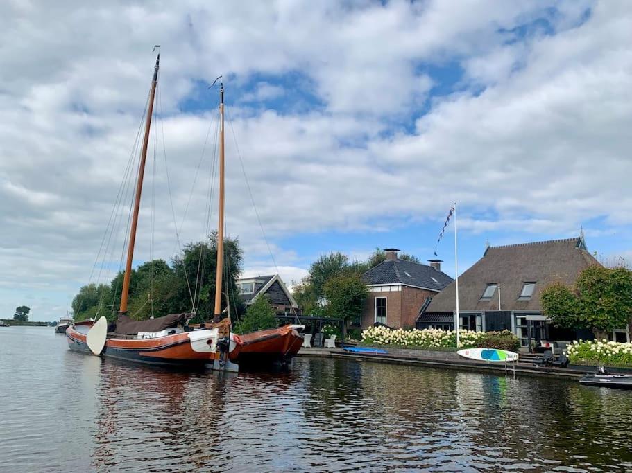 Puur Eastermar - Monumentaal, Authentiek En Luxe Koetshuis Aan Open Vaarwater Met Jacuzzi En Sauna Oostermeer Eksteriør bilde