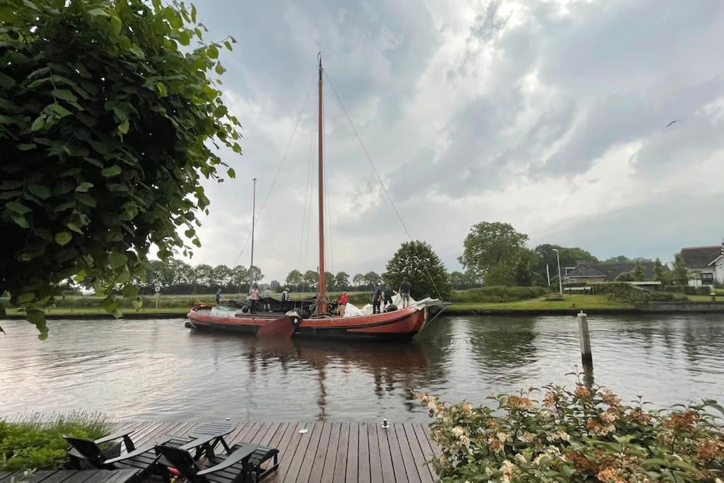 Puur Eastermar - Monumentaal, Authentiek En Luxe Koetshuis Aan Open Vaarwater Met Jacuzzi En Sauna Oostermeer Eksteriør bilde