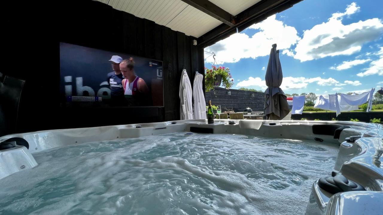 Puur Eastermar - Monumentaal, Authentiek En Luxe Koetshuis Aan Open Vaarwater Met Jacuzzi En Sauna Oostermeer Eksteriør bilde