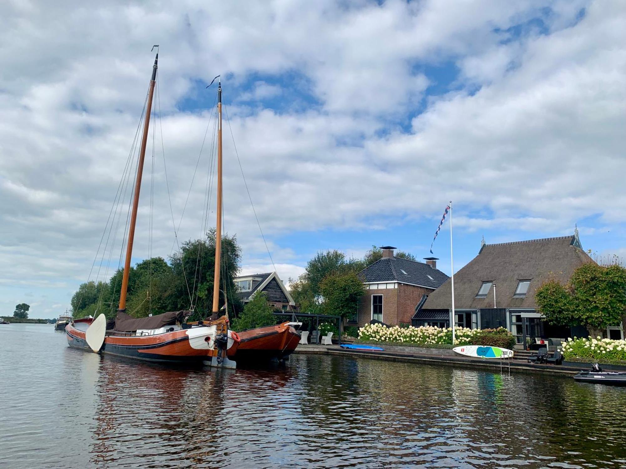 Puur Eastermar - Monumentaal, Authentiek En Luxe Koetshuis Aan Open Vaarwater Met Jacuzzi En Sauna Oostermeer Eksteriør bilde