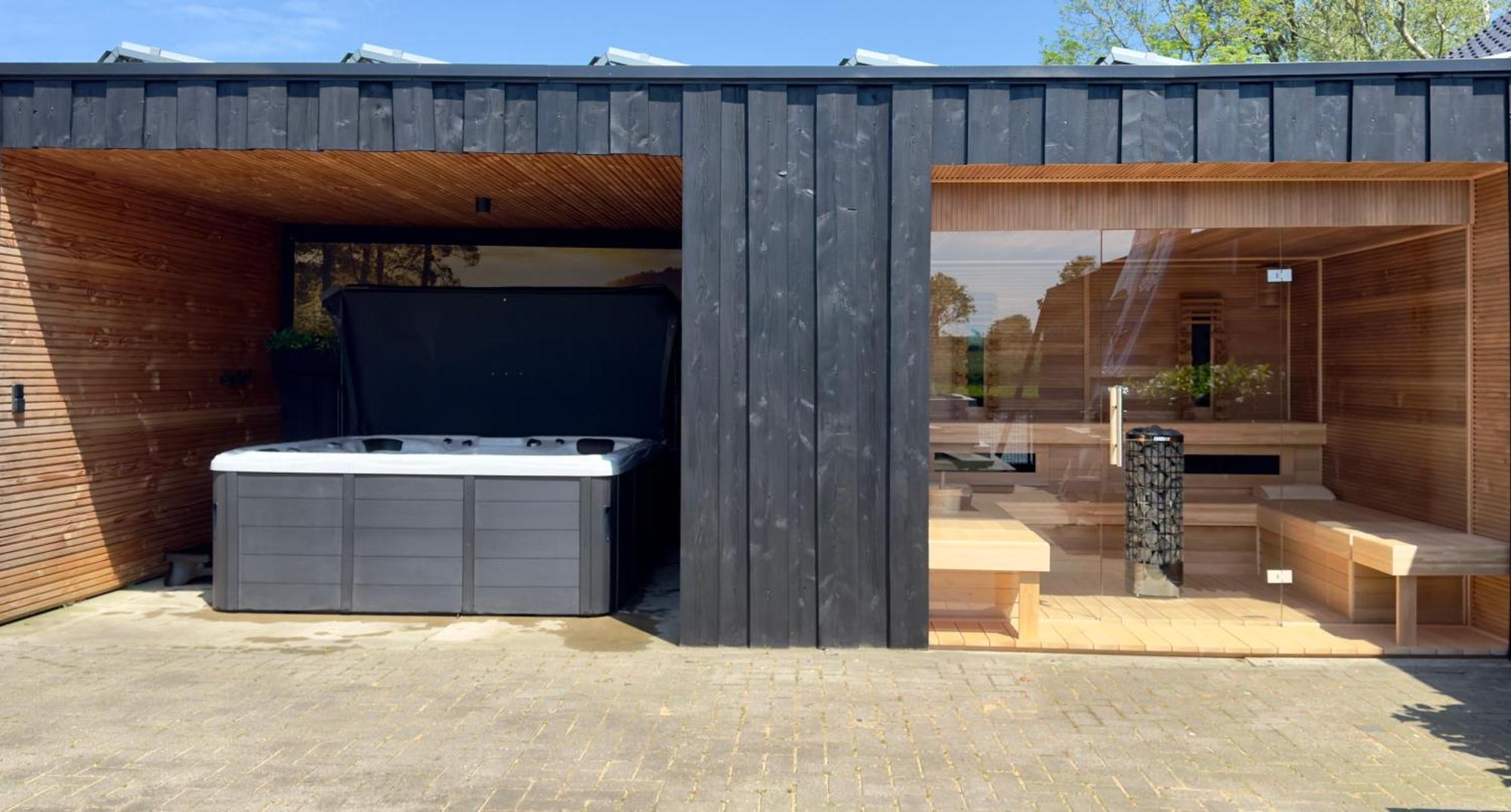 Puur Eastermar - Monumentaal, Authentiek En Luxe Koetshuis Aan Open Vaarwater Met Jacuzzi En Sauna Oostermeer Eksteriør bilde